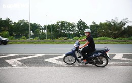 Nhiều tài xế xe máy thách thức 'tử thần', ngang nhiên lao vào cao tốc