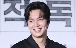 Lee Min Ho tự phản dame chính mình: Miệng kêu "tôi đã già" nhưng visual ở họp báo phim mới lại nét căng thế này Lee Min Ho tự phản dame chính mình: Miệng kêu "tôi đã già" nhưng visual ở họp báo phim mới lại nét căng thế này