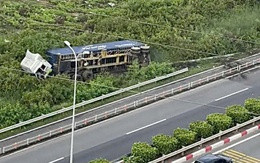 Xe đầu kéo văng khỏi đường cao tốc TP HCM - Long Thành - Dầu Giây Xe đầu kéo văng khỏi đường cao tốc TP HCM - Long Thành - Dầu Giây
