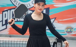 Nữ diễn viên giờ vàng VTV từng ngồi xe lăn vì pickleball vài tháng sau đã trở lại mạnh mẽ “flex” cúp và huy chương Nữ diễn viên giờ vàng VTV từng ngồi xe lăn vì pickleball vài tháng sau đã trở lại mạnh mẽ “flex” cúp và huy chương