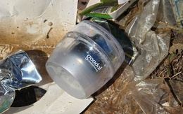 Cận cảnh hàng trăm chai, lọ mỹ phẩm vứt bỏ ven đường ở Đà Lạt