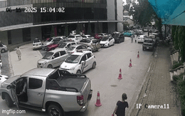 Xe bán tải lùi, hất văng người phụ nữ đi bộ trong viện: Tình trạng sức khỏe của nạn nhân