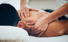 Mát xa cổ vai gáy, người đàn ông liệt luôn 2 chân Mát xa cổ vai gáy, người đàn ông liệt luôn 2 chân
