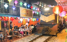Báo nước ngoài nói 1 điều bất ngờ về cà phê đường tàu ở Hà Nội Báo nước ngoài nói 1 điều bất ngờ về cà phê đường tàu ở Hà Nội