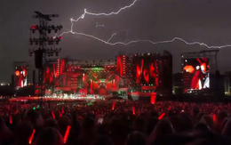Truyền thông quốc tế nói về cảnh tượng sấm sét chói lòa tại concert Chông Gai, netizen tranh cãi dữ dội