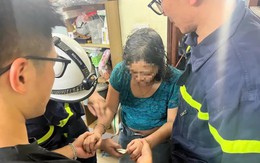 Hà Nội: Dùng thang, cắt cửa giải cứu người phụ nữ mắc kẹt ở tầng 3 ngôi nhà