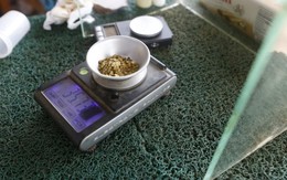 Nơi vàng là ‘lộc trời cho’: Có thể đào được cả cân vàng trong một ngày, dân đem hạt vàng li ti đi mua thực phẩm, giá hàng hóa được niêm yết theo trọng lượng vàng