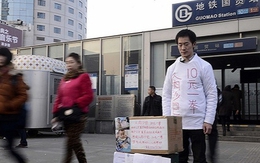 Người đàn ông cầu xin người khác đánh mình vì lý do đáng thương đến rơi nước mắt