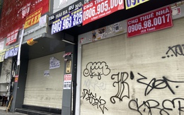 Khung cảnh lạ tại "khu nhà giàu" giữa lòng TP.HCM: Hàng loạt mặt bằng đóng cửa cho thuê, treo biển giảm giá vẫn không có khách