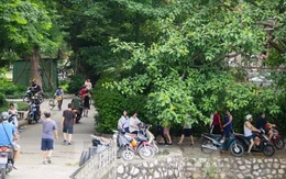 Tháo hàng rào, người đi bộ phải né xe máy trong công viên Tuổi trẻ Thủ đô