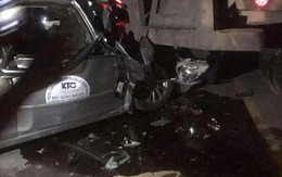 Xe con va chạm xe đầu kéo dừng đỗ ven đường, 5 người trong gia đình thương vong