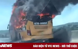 Xe khách bốc cháy dữ dội trên cao tốc Mai Sơn- Cao Bồ