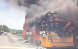 Xe khách 45 chỗ cháy ngùn ngụt trên cao tốc