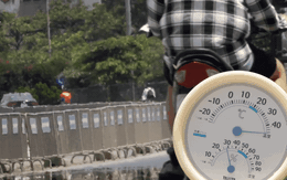 Hà Nội hóa "chảo lửa" giữa trưa 40 độ C: Xuất hiện ảo ảnh trên đường, người dân biến tấu muôn kiểu chống nắng