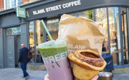 2 chàng trai 9X biến chiếc xe đẩy cà phê thành chuỗi đồ uống 500 triệu USD nhờ… matcha: Giá 183.000 đồng/cốc nhưng khiến khách mê hơn Starbucks