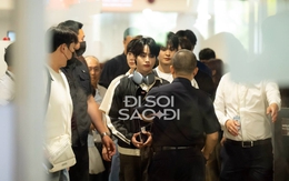 Idol người Việt Hanbin và các thành viên TEMPEST đổ bộ Nội Bài, visual "chị đại" "chấp" hết ống kính cam thường!