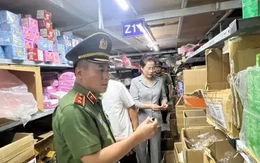 Giám đốc Công an Hà Nội thân chinh kiểm tra thực tế tình hình sản xuất, kinh doanh tại thủ phủ La Phù Giám đốc Công an Hà Nội thân chinh kiểm tra thực tế tình hình sản xuất, kinh doanh tại thủ phủ La Phù