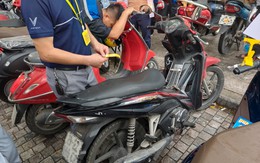 Vừa tới sự kiện, nam thanh niên 'mất' luôn chiếc Wave gắn bó hơn chục năm 'vào tay VinFast'