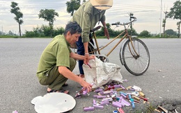Hàng ngàn thỏi son bị vứt bỏ ven đường Hà Nội, nhiều người mang bao tải, túi tới nhặt