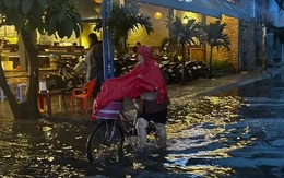 TPHCM mưa xối xả, người dân vất vả lội nước về nhà