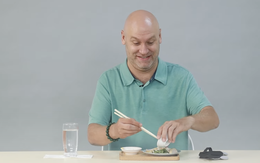 Khách Tây ăn 1 món dân dã của Việt Nam liền thốt lên: "Sao người Việt các bạn chế ra nhiều món ngon thế?”