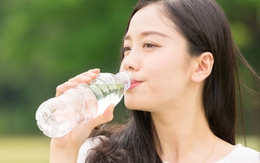 Nước ở nhiệt độ phòng hay nước lạnh tốt cho sức khỏe hơn?