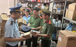 Cảnh sát bất ngờ kiểm tra một công ty