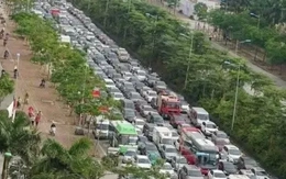 Ùn ứ trên 2 tuyến đường vừa dựng hàng rào cứng phân làn ô tô, xe máy tại Hà Nội Ùn ứ trên 2 tuyến đường vừa dựng hàng rào cứng phân làn ô tô, xe máy tại Hà Nội