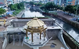 Đập tràn giữ nước có kiến trúc 'lạ mắt' đã hình thành trên sông Tô Lịch Đập tràn giữ nước có kiến trúc 'lạ mắt' đã hình thành trên sông Tô Lịch