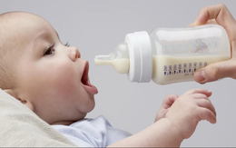 Chấn động: Trẻ sơ sinh bú bình có thể nuốt phải hơn 1 triệu hạt vi nhựa mỗi ngày