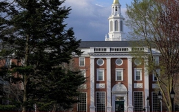 Thẩm phán Mỹ chặn kế hoạch đóng cửa Harvard Thẩm phán Mỹ chặn kế hoạch đóng cửa Harvard