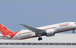 Biểu hiện lạ của 2 tiếp viên, 5 hành khách trên máy bay