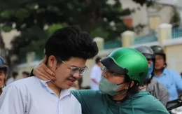Sỹ tử, thầy chùa, chiến sỹ... những khoảnh khắc lặng người trong mùa thi tốt nghiệp