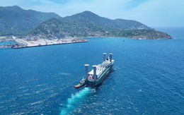 Cảng Cà Ná đón chuyến tàu "lịch sử" từ Đức, loạt thiết bị siêu trường, siêu trọng cập bến Việt Nam