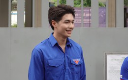 Một nam thần Vbiz bất ngờ xuất hiện trước cổng điểm thi tốt nghiệp THPT, danh tính khiến ai nấy đều nháo nhào!