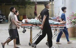 1001 TÌNH HUỐNG éo le kỳ thi TN THPT 2025: Có em đến điểm thi bằng cáng, em bị đình chỉ vì mang điện thoại, em được CSGT dùng mô tô đưa đi đổi thẻ dự thi