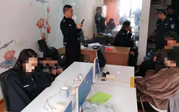 Cảnh sát ập vào bắt giữ 8 đối tượng giả danh nhân viên công ty chứng khoán, phanh phui đường dây lừa đảo, số tiền lên đến 153 tỷ Cảnh sát ập vào bắt giữ 8 đối tượng giả danh nhân viên công ty chứng khoán, phanh phui đường dây lừa đảo, số tiền lên đến 153 tỷ
