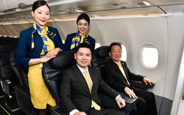 Xôn xao khung hình quyền lực của 2 cha con Bầu Hiển trong ngày máy bay đầu tiên của Vietravel Airlines ra mắt, hoa hậu Đỗ Mỹ Linh nói 1 câu khen nức nở