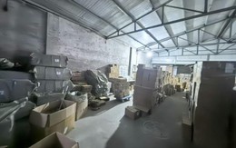 Theo dõi căn nhà có tiếng gầm rú ban đêm, triệt phá đường dây sản xuất thực phẩm giảm cân giả, bán đắt gấp 80 lần: Tịch thu kho hàng trị giá 36 tỷ đồng Theo dõi căn nhà có tiếng gầm rú ban đêm, triệt phá đường dây sản xuất thực phẩm giảm cân giả, bán đắt gấp 80 lần: Tịch thu kho hàng trị giá 36 tỷ đồng