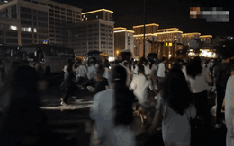 Chưa từng có ở showbiz: 10.000 người xếp hàng xuyên đêm để gặp mỹ nhân chỉ cao 1m45 Chưa từng có ở showbiz: 10.000 người xếp hàng xuyên đêm để gặp mỹ nhân chỉ cao 1m45