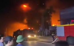 Cháy lớn sau tiếng nổ tại công ty nhựa, công nhân hô hào nhau chạy ra đường