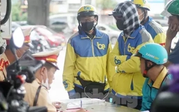 Hà Nội: Hàng loạt tài xế bị xử phạt vì ‘leo’ xe máy lên vỉa hè, đi ngược chiều