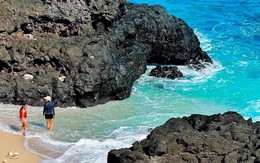 Nơi là tàn tích của núi lửa, có biển hoang sơ, du khách nhận xét: "Đẹp như thiên đường, phải đi vài lần!"