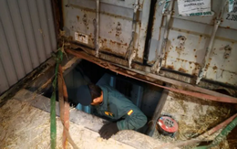 Sâu 4 mét dưới lòng đất: Cảnh sát phát hiện nhà máy thuốc lá giả, lợi nhuận "khủng" hơn 19 tỷ/tuần