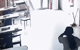 “Xe điên” đột ngột lao vào nhà hàng, phản ứng của bé gái 11 tuổi khiến tất cả sửng sốt