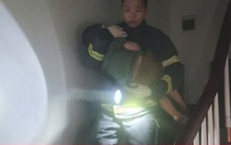 Cháy nhà trong đêm, cảnh sát giải cứu 5 trẻ thoát ra ngoài