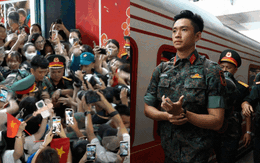 789bet lừa đảo Lê Hoàng Hiệp được các chiến sĩ khác “hộ tống” di chuyển ra khỏi vòng vây của đông đảo người dân tại ga Hà Nội