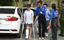 Thi vào lớp 10 Hà Nội buổi cuối cùng: Sĩ tử nhịn đau, chống nạng đến điểm thi