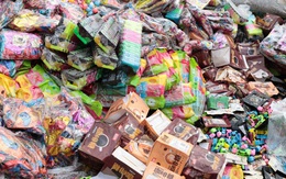 Hàng tấn bánh kẹo trẻ em chất đống tại bãi rác La Phù giữa đợt cao điểm chống hàng giả: Chuyện gì đây?