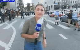 Khoảnh khắc sốc: Phóng viên bị cảnh sát bắn khi đang đưa tin trực tiếp